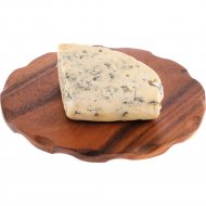 Сыр с голубой плесенью «ГрандБлю Милкана» 50%, 1 кг, фасовка 0.25 кг